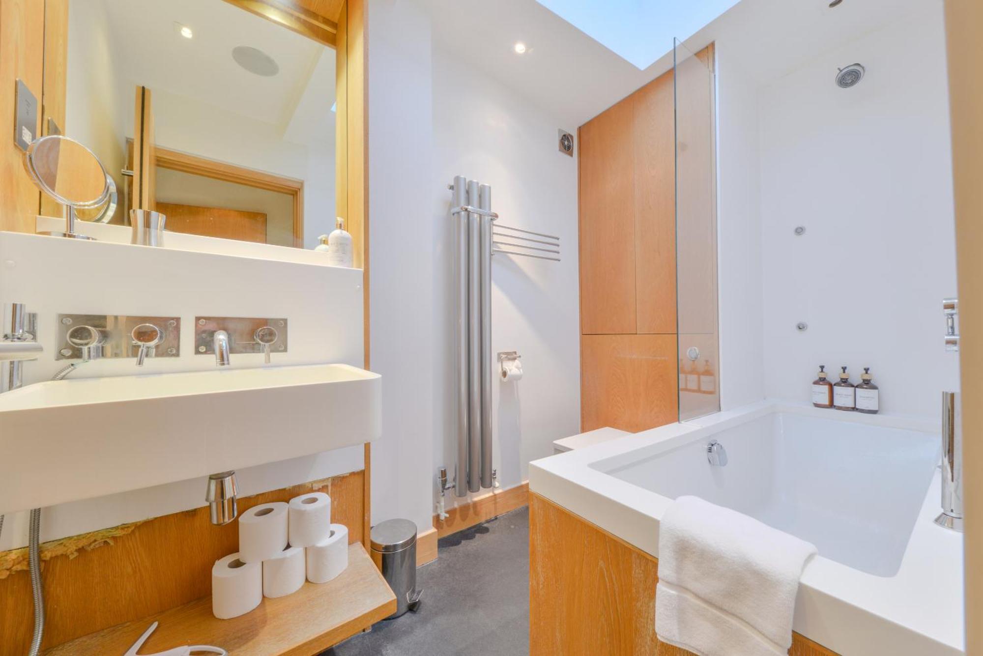 Central Two Bedroom Apartments St Albans By Central Stays Short Lets & Serviced Accommodation With Free Parking Buitenkant foto